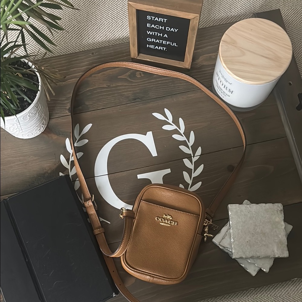 💯 % authentic Coach Brown Leather Crossbody Bag